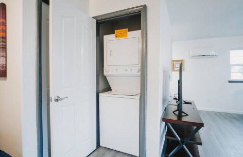 Gorgeous Upstairs Studio with Patio and Laundry - Foto 6