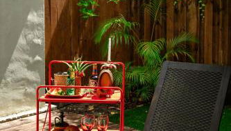 The Rum Locker - 1 King - 2 Twins - Private home and Patio - Sleeps 4 - Foto 5, Garden, sunbed, Garden view