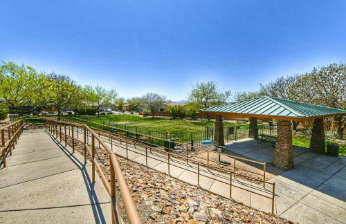 Remodeled modern beauty backs to open desert with mountain views & home theatre - Foto 34