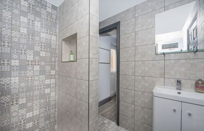 Immaculate 5-bed House in the City Centre Ashford - Photo 21