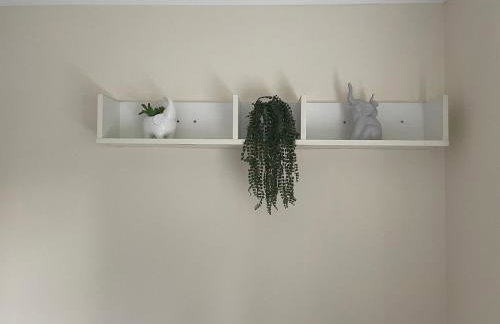 Experience Surrey 2Bed Home in Walton with Parking - Pass the Keys - Foto 8