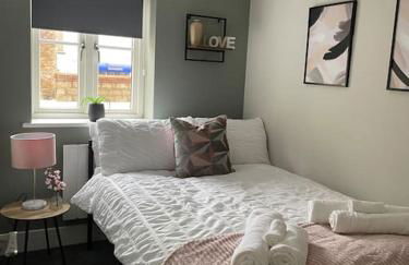 Cedar House by ShortStays4U A modern 2 bedroom house with free parking in town centre! - Foto 8