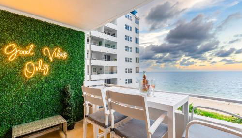 Stylish Beachfront Condo with Balcony & Ocean View - Foto 2