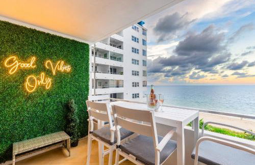 Stylish Beachfront Condo with Balcony & Ocean View - Foto 2