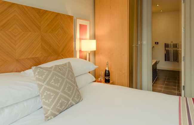 PREMIER SUITES Liverpool - Photo 12