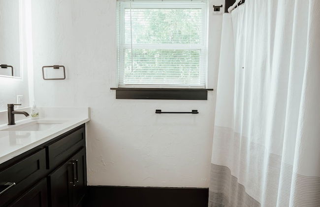 Cozy 6BR Home Near Plaza Dist -sleeps 15 - Photo 54