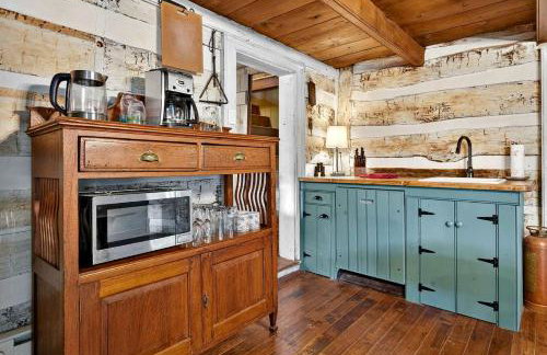 Historic Restored Farmhouse with Cowboy Cauldron Fire Pit Near Ice Mountain, Capon Bridge, West Virginia - Foto 3