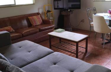 Casa com rio privado passando na frente e cercada por belas montanhas e piscina natural Estrada pavimentada até o estacionamento - Foto 11