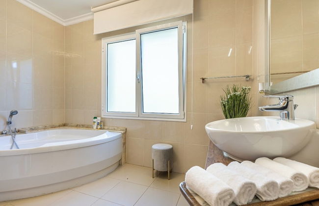 Luxury Villa With Private Heated Pool, Garden and Views of the sea and Mountains - Foto 32