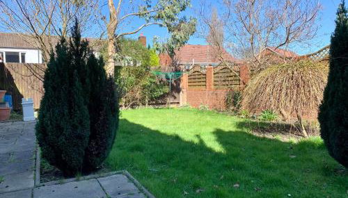 6BR Home with Parking Near Wolverhampton - Photo 5