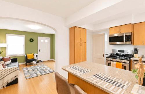Beautiful 3BR 2BA Colonial House by CozySuites - Foto 26