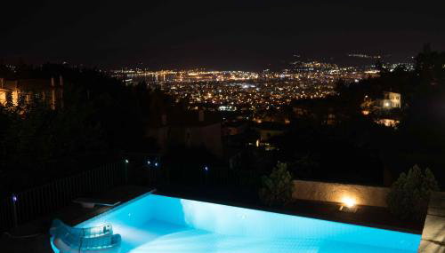 Tranquil Infinity Pool Getaway (private jacuzzi and steam bath, pool, garden, sea and city views) - Foto 3