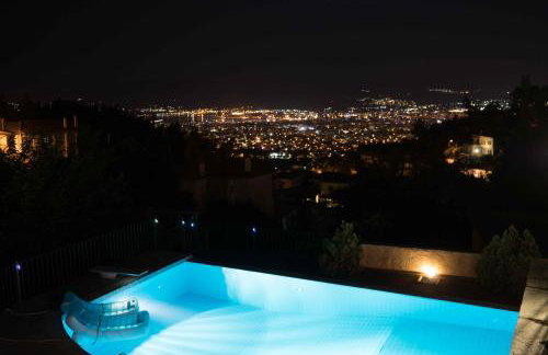 Tranquil Infinity Pool Getaway (private jacuzzi and steam bath, pool, garden, sea and city views) - Foto 3
