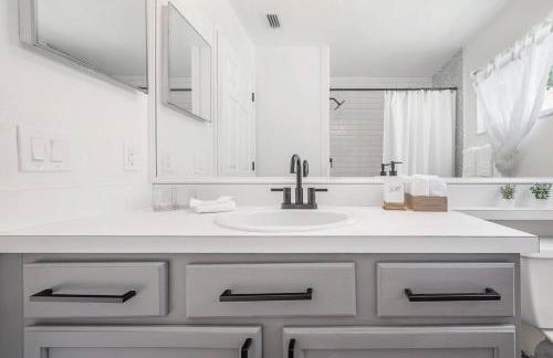 Newly Renovated 4BR 2B Riverview Oasis with King - Foto 38