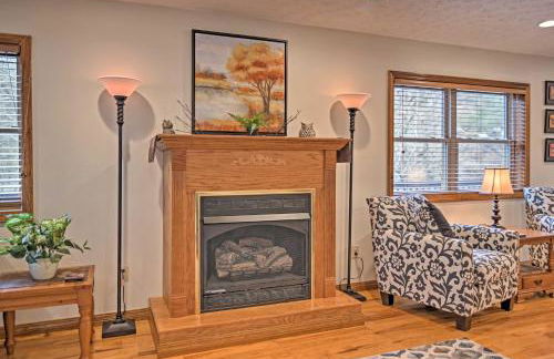 Riverfront Elkins Home with Fireplace and Deck! - Foto 10