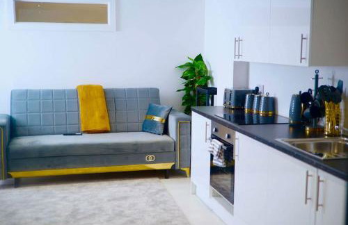 Perfect 1 Bed Apartment Sleeps 5 1 Kingsize bed 1 double Sofabed & Foldable Single bed Free Parking Wifi good transport network shopping Holiday Makers Families Contractors in North London - Photo 17