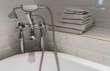 Entire Industrial Style Apartment With Free Parking & Wifi - Foto 13