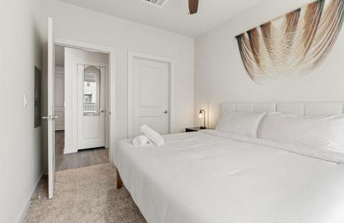 Poolside Luxury 1BR w Private Patio - Photo 24