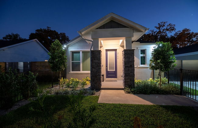 Newly Constructed Modern Pet Friendly Zen Home W/ Private Home Theater & Hot Tub! 1 Bedroom Home by RedAwning - Photo 50
