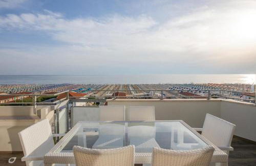 Beachfront Penthouse with private parking - Foto 23