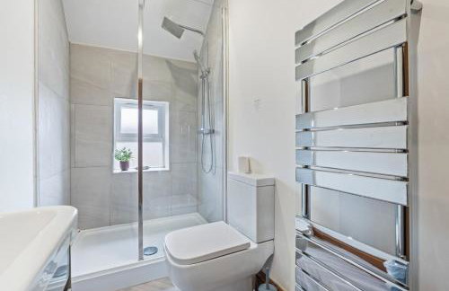 #111 New Farm with hot tub and Sauna - Sleeps 18 - Near Elmore Park - " Perfect for Contractors and Families - Parking space for 10 cars" - Foto 20