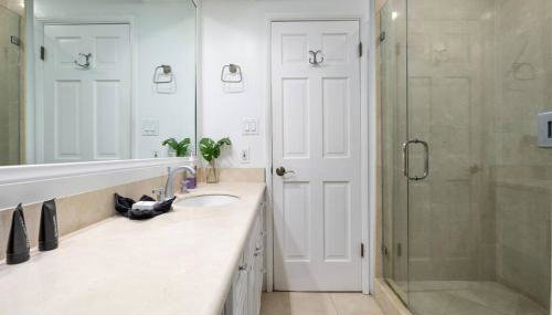 Elegance Escape Sleeps 10 Pool with Jacuzzi - Foto 3, Shower