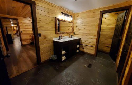 Luxury Cabin w/ Game Room & Hot Tub at Cave Run Lake - Foto 13