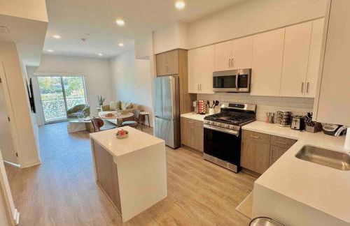 Designer Silver Lake Stylish One Bedroom with Parking - Photo 11