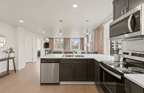 Spacious Apartment with King Beds - J and K on Main - Foto 8