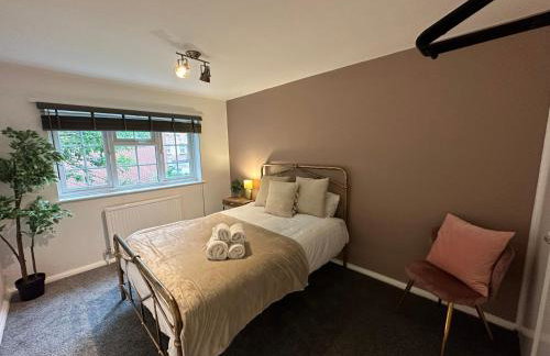 Comfortable 3 Bed House with Garden & Parking - Foto 20