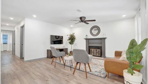 Treehouse Retreat 2Bed 2Bath Entire Townhome in The Woodlands - Foto 3