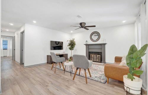 Treehouse Retreat 2Bed 2Bath Entire Townhome in The Woodlands - Foto 3