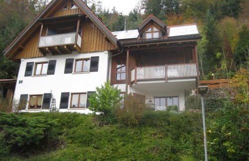 Urlaub mit Blick auf Schiltachs Fachwerkhäuser - Foto 1