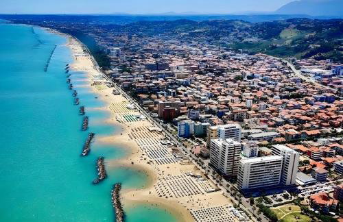 Sunset Escape, relax a due passi dal mare con terrazza e aria condizionata - Foto 39