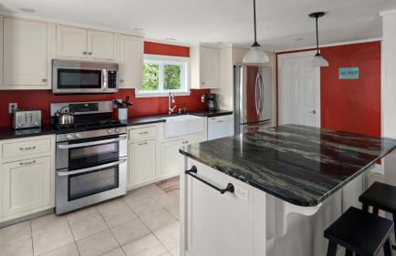 Cozy Colchester Cabin near Lake by RedAwning - Foto 8