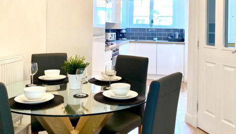 3 bedroom - 2 bathroom Townhouse in Corstorphine Near Murrayfield Stadium - Direct Bus To Edinburgh City Centre in 20 Minutes - Two Private Parking Spaces - Private Sunny Garden - Recently Refurbished - Foto 3