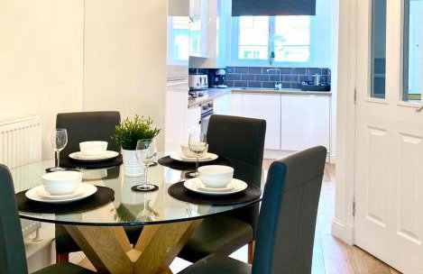 3 bedroom - 2 bathroom Townhouse in Corstorphine Near Murrayfield Stadium - Direct Bus To Edinburgh City Centre in 20 Minutes - Two Private Parking Spaces - Private Sunny Garden - Recently Refurbished - Foto 3