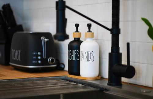 The Modern Boho Brick Loft - Foto 17