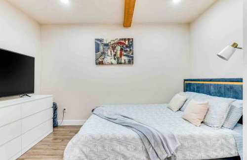 Adorable new studio with free parking and WiFi - Foto 33