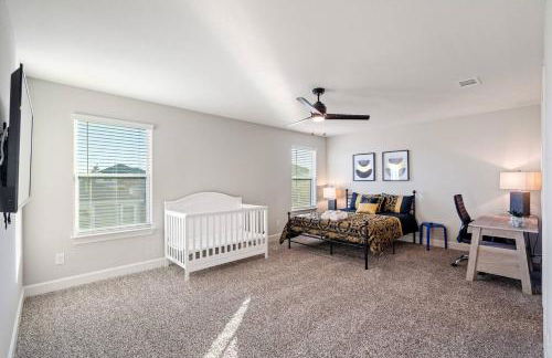 Crew-Ready Stay Private BRs w TVs Parking - Photo 24