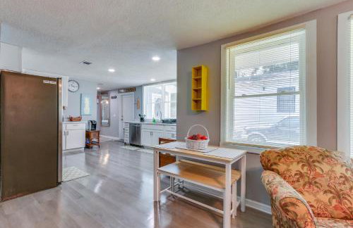 Beachy Home in Heart of Beaufort with Pool Access - Foto 5