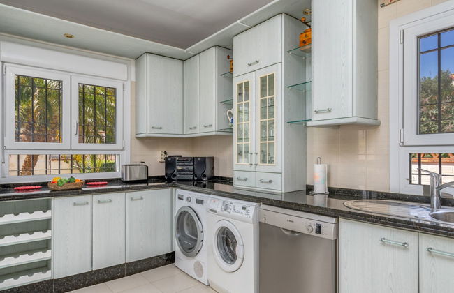 3 bedroom House in Benalmádena with private pool and garden - Photo 10