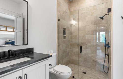 Luxe Lake Martin Home Pool Hot Tub Boat Dock - Foto 40