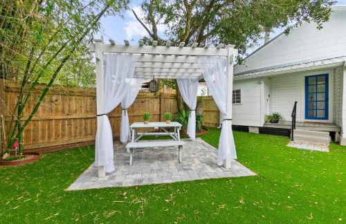 Coco's Cozy Cabana - Hot Tub Walk to Downtown - Foto 6