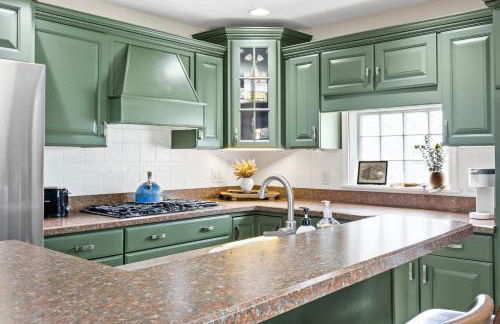 3BR Cozy Family Home with HotTub & Spacious Backyard - Foto 38