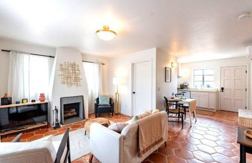 Cute & Cozy 2BR 1BA Adobe w Firepit Near UA & UMC - Foto 12