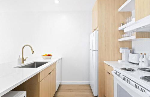 M Lake Worth Beach - Modern Villas Near West Palm Beach, Chic Retro Vibes, King Bed, Cozy Backyard, BBQ, Workspace, High-Speed Internet, Free Parking, 5 Minutes to Downtown & Beach - Foto 46