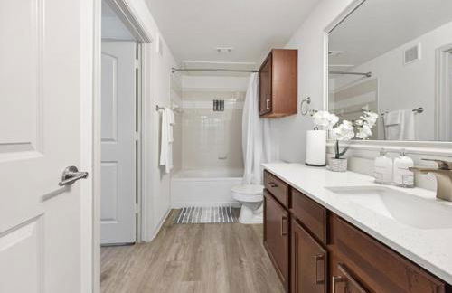 Luxury & Vibrant stay in Frisco with pool & gym - Foto 9