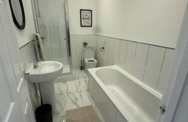 ResiLets Barnard St NEW Large 4 Bed House, Contractor Stays, Central - Foto 20