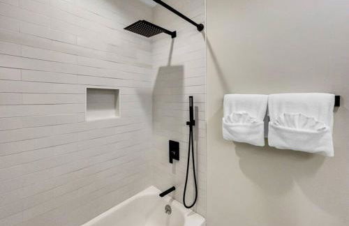 Cold Plunge Outdoor Shower Bike to Shem Creek - Photo 28